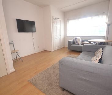 1 bedroom Flat To Let - Photo 4