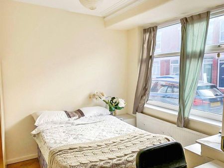 4 bedroom terraced house to rent - Photo 3