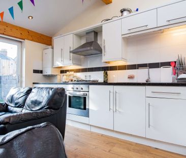 Large open-plan living room with contemporary kitchen - Photo 2
