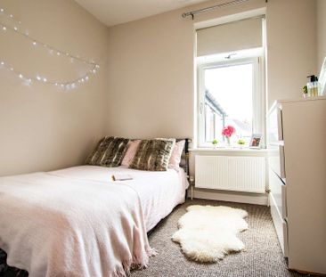 Stylish kitchen and hair/makeup station! - Photo 6