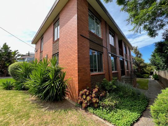 2/79 Maribyrnong Road, Ascot Vale VIC 3032 - Photo 1