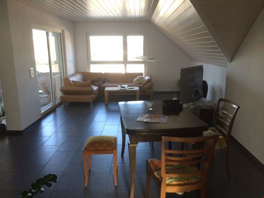 Helle Dachwohnung mit sonnigem Balkon in sehr gepflegter Liegenschaft - Photo 1