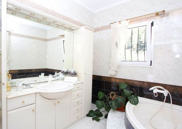 Villa for rent in Cumbre del Sol with 5 bedrooms