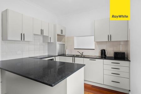 Renovated Large Three Bedroom House - Photo 5