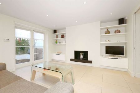 A stunning four bedroom family home in Canonbury close to amenities of Upper Street and Highbury & Islington station. - Photo 2