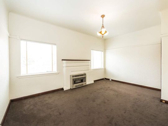 STYLISH DECO LIVING! - Photo 1