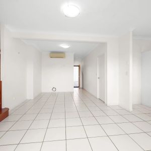 Modern Townhouse with Private Courtyard in Prime Coorparoo Location - Photo 3