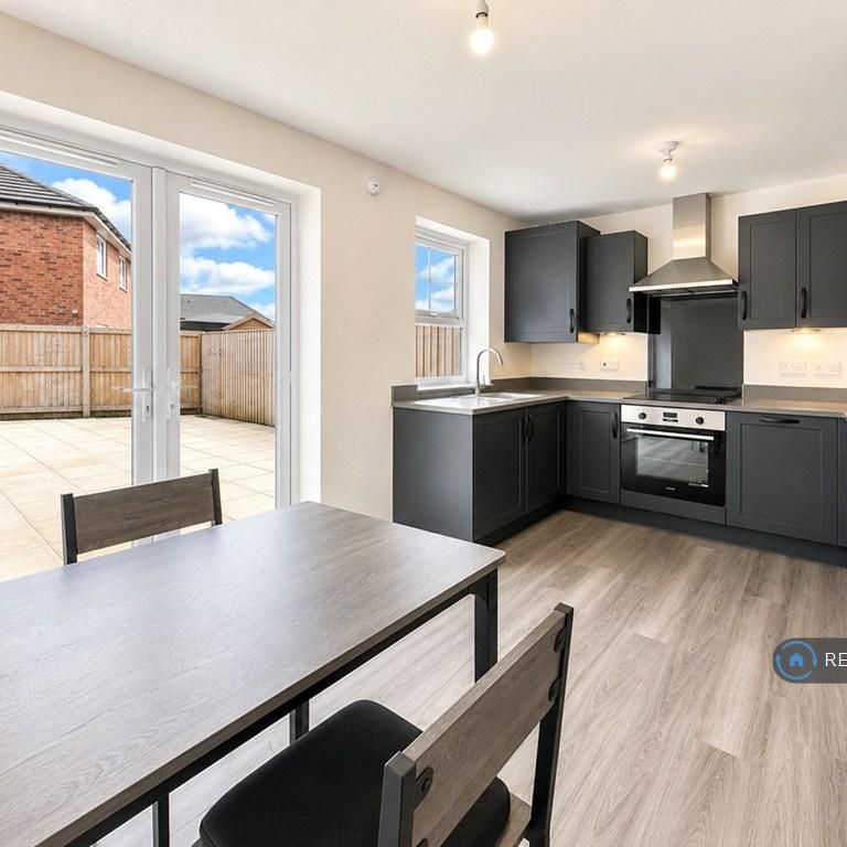 3 bedroom semi-detached house to rent - Photo 1