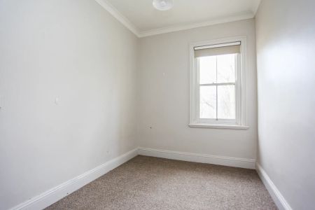 Charming Family Home in Millthorpe. - Photo 3