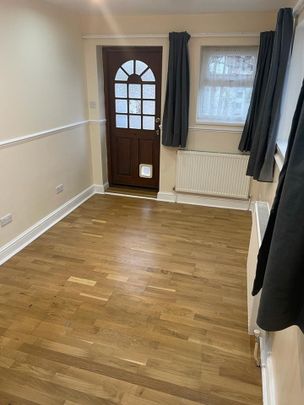 Studio Flat, Central Park Road, E6 - Photo 1