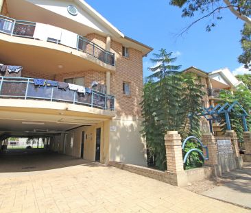 SPACIOUS OVERSIZE 3 BEDROOM APARTMENT WITH LOCK UP GARAGE - Photo 4