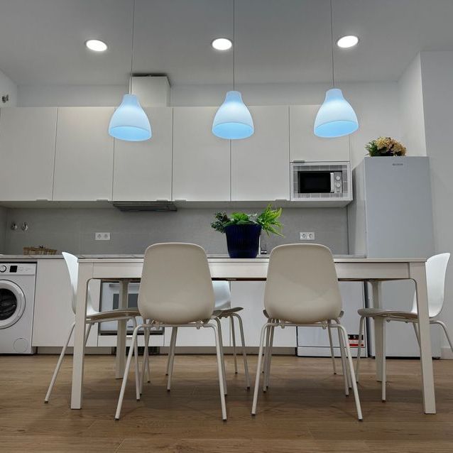 Alquiler de piso en Plaza Virgen del Rocío, 1 - Photo 1