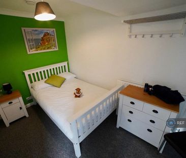 1 bedroom in a house share to rent - Photo 2