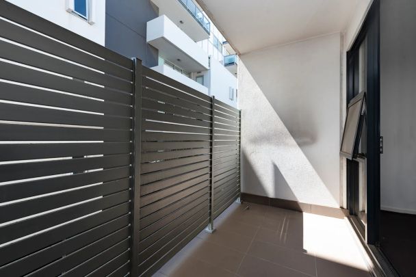 Spacious inner city apartment living - Photo 1