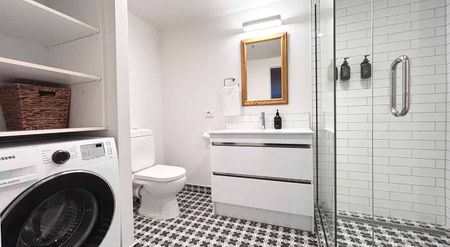 One-Bedroom Apartment in Iconic Heritage Building - Photo 5