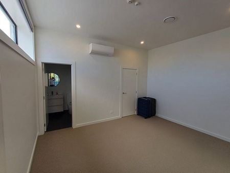 Willis House - 2 bed top floor apt in the CBD - Photo 4
