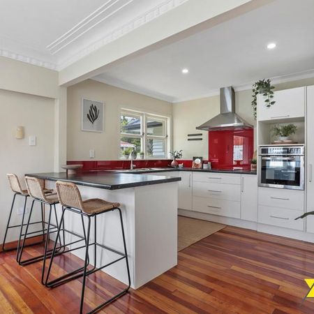 Stylish Family Home in Sought-After New Lynn - Photo 5