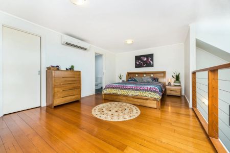 Stylish Warehouse Conversion in Prime Location - Photo 2