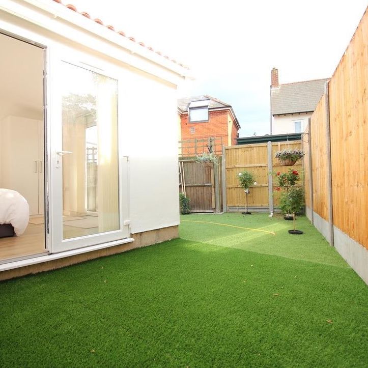 Riverview Gardens, Twickenham - Photo 2