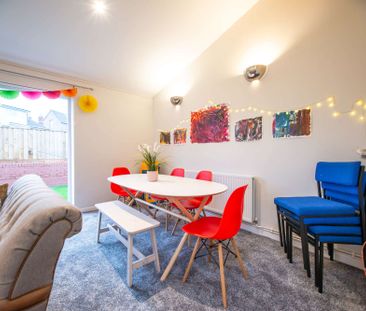 Stylish kitchen and hair/makeup station! - Photo 4