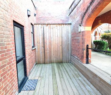 2 bed flat to rent in Royal Connaught Drive, Bushey, WD23 - Photo 3