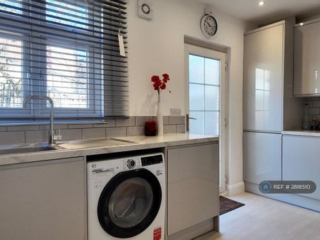 3 bedroom detached house to rent - Photo 4