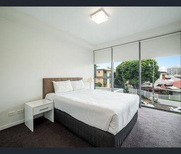 Modern one-bedroom apartment in unbeatable location - Photo 4