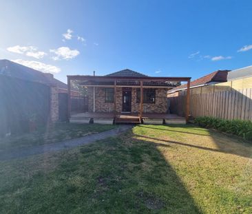 Perfect Family Home with Exceptional Rear Gardens - Photo 5