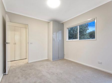 Modern 2BR Dual Level Home In The Heart Of Oakleigh - Photo 3