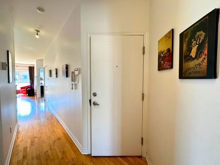 Superbe condo de 1000 p.c. avec 1 chambre et 1 bureau, offert en location complètement meublé, situé dans le secteur du marché Atwater. - Photo 5