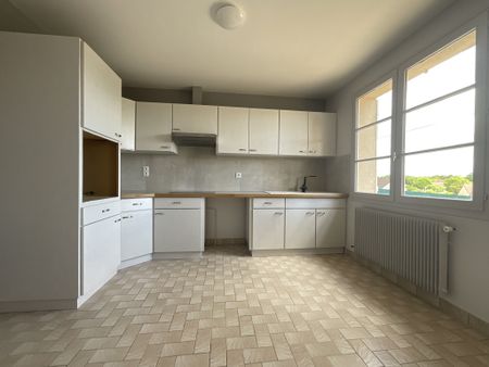 A LOUER - Maison de 144.91m² entièrement rénovée avec jardin clos et garages. - Photo 2