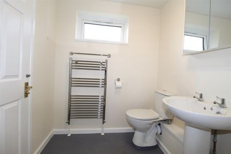 2 Bedroom Maisonette - Garden To Let - Photo 4