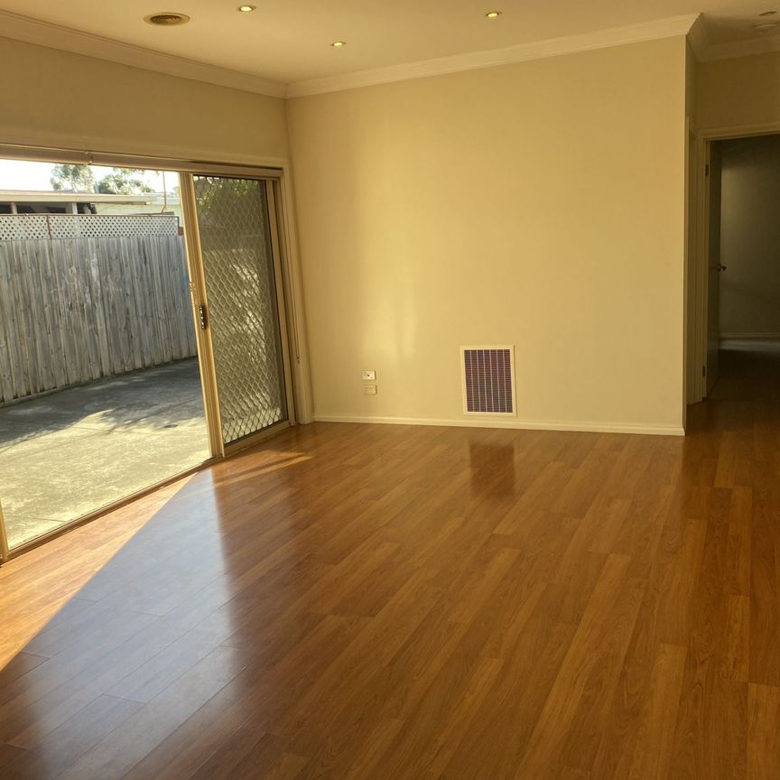 Three bedroom residence in convenient location - Photo 1