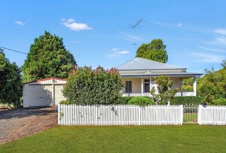 Cute colonial cottage, walk to TAFE! - Photo 5