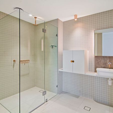 Immaculate, Sunlit One Bedroom Apartment - Photo 4