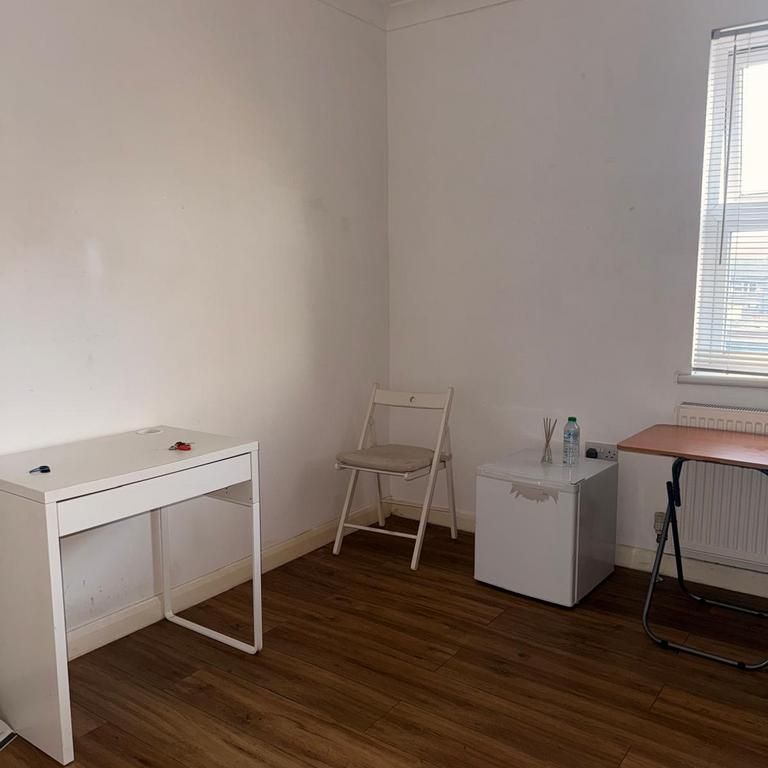 1 bedroom in a house share to rent - Photo 1