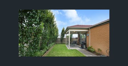 Cosy Home in Established Charlemont - Partially Furnished - Photo 2