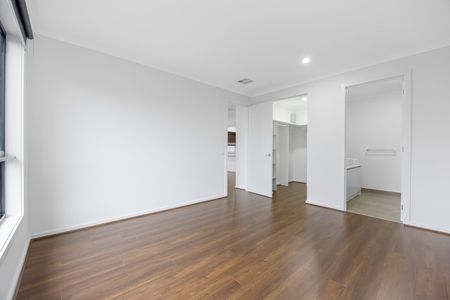 SPACIOUS FAMILY HOME - Photo 5