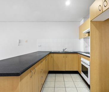 Light Filled 2 Bedroom Unit - Photo 2