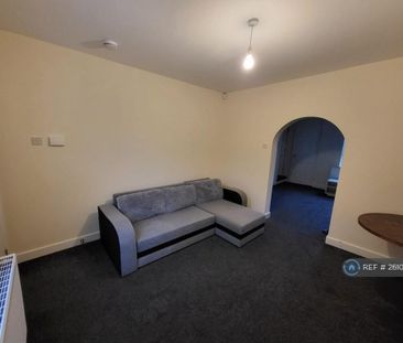 3 bedroom end of terrace house to rent - Photo 2