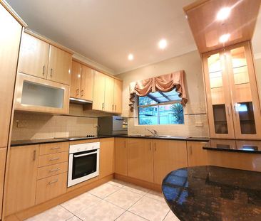 IMMACULATE TOWNHOUSE IN KINGSFORD - Photo 5