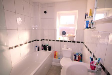 2 bedroom semi-detached to let - Photo 5