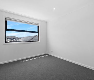 Contemporary Living at Its Finest - Photo 4