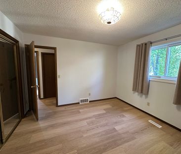 Double attached garage, Dog Friendly Full House in Parkvale - Photo 3