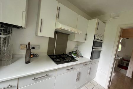 A Three Bedroom Flat to rent in Acton W3 - Photo 5