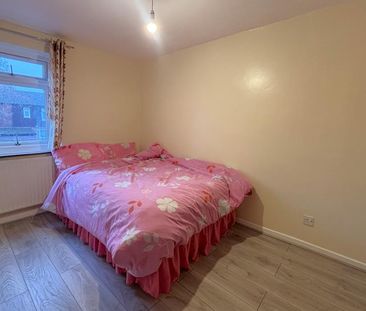 Quintrell Close, Woking, Surrey, GU21 - Photo 2