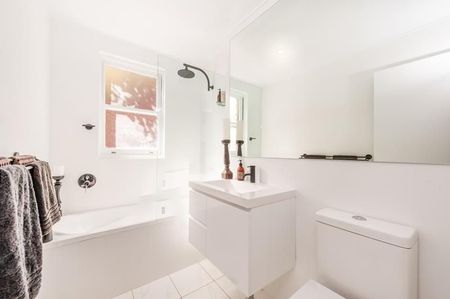 Beautifully appointed two bedroom apartment - Photo 5