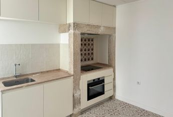 Spacious two-bedroom apartment to rent with outdoor area in Rua do Benformoso, Lisbon