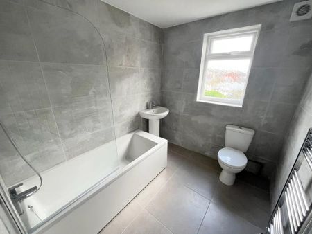 3 bedroom end of terrace house to rent - Photo 2