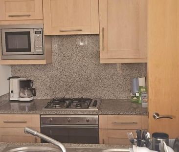 1 bedroom in a flat share to rent - Photo 2